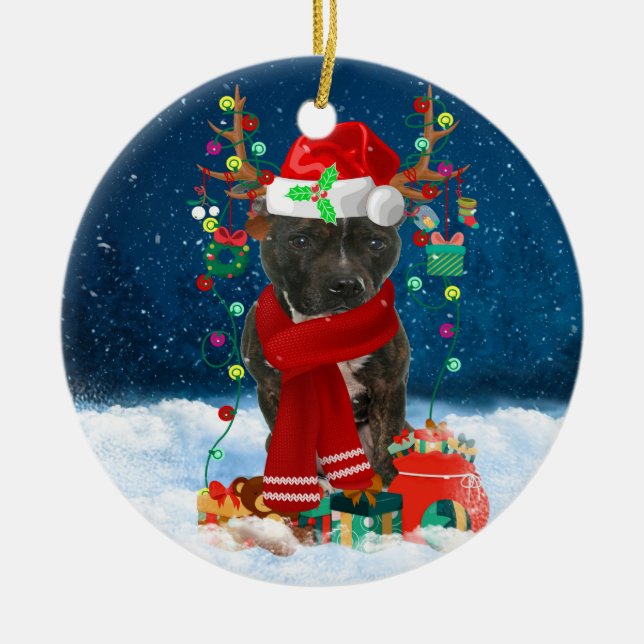 Adorno De Cerámica Staffordshire Bull Terrier en Nieve con Navidades  (Frente)