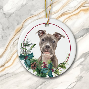 Adorno De Cerámica Staffordshire Dog Evergreen Berry Wreath