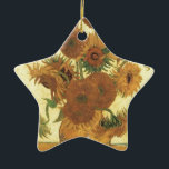 Adorno De Cerámica Sunflowers de Van Gogh<br><div class="desc">Vida: Vase con quince girasoles pintando por Vincent van Gogh El expresionismo no es simplemente una forma de ver las cosas: también es una forma de hacerlas, de pintarlas. Un expresionista no pinta "plano" y en tonos puros, rompe sus tonos y los aplica con un pincel liberal. Es realmente sorprendente...</div>