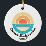 Adorno De Cerámica Sunset Beach Vacation Retro Cruise Trip<br><div class="desc">Conmemorar su viaje familiar a una playa,  al lago o a una isla tropical con un adorno personalizado con su nombre y año de viaje.</div>