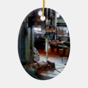 Adorno De Cerámica Taladro de columna cerca de la ventana