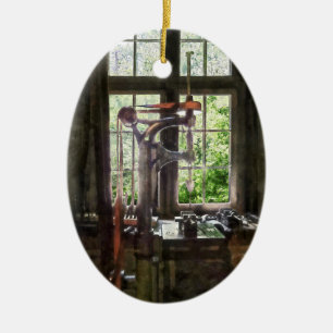 Adorno De Cerámica Taladro de columna junto a la ventana