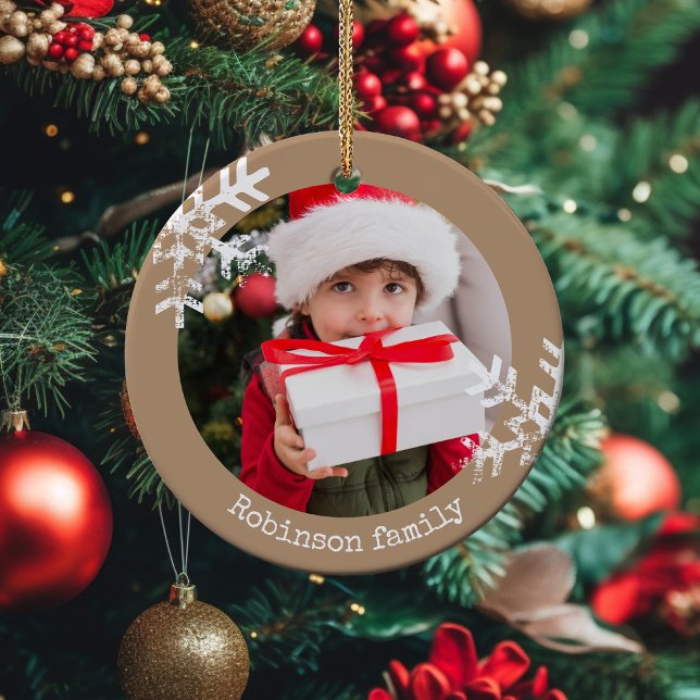 Adorno De Cerámica Tan Rustic Circle Photo Snowflakes (Rustic snowflake family holiday keepsake photo ornament perfect for gifts to bring joy to others.)