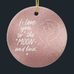 Adorno De Cerámica Te amo a la luna y al oro Rosa<br><div class="desc">Añada un toque de amor y encanto a sus celebraciones navideñas con esta decoración de árbol de Navidad ‘Te amo a la luna y atrás’. No es sólo para Navidades; este hermoso adorno es perfecto para cualquier temporada, irradiando calor y sentimiento. El diseño dorado subió transmite un mensaje muy sincero,...</div>