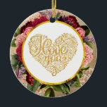 Adorno De Cerámica Te amo el corazón dorado con marco floral<br><div class="desc">Un adorno con un corazón dorado de lujo. Giros decorativos y formas con las palabras "I Love You" escritas en lujosas letras. Rodeado por un marco circular con un borde de Relieve metalizado de oro falso. Detrás del marco de círculo hay algunos florales de bonito en rojo, rosa y morado...</div>