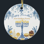 Adorno De Cerámica texto personalizado Hanukkah Harmony Keepsake<br><div class="desc">Este encantador ornamento de círculo de cerámica Hanukkah, llamado "Hanukkah Harmony Keepsake", es una deliciosa adición a cualquier decoración de vacaciones. El frente cuenta con una elegante menorah con velas brillantes, rodeada de intrincados patrones azules y dorados de hojas y monedas, que evocan el espíritu festivo de Hanukkah. El elegante...</div>