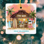 Adorno De Cerámica Tiki Beach Tropical Sunset Mele Kalikimaka Santa<br><div class="desc">En el ornamento tropical de Navidad, Santa María disfruta de unas vacaciones en un bar tiki en la playa al atardecer con palmeras, luces de cuerda y saludos hawaianos "Aloha" y "Mele Kalikimaka". Cócteles tropicales, piña, hibiscos y hojas de palma, tabla de surf y loro en un gorra pirata decoran...</div>