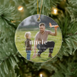 Adorno De Cerámica Tío | Navidades sensacionalistas de Photo Keepsake<br><div class="desc">Este tío | Navidades sensoriales de Photo Keepsake El ornamento cerámico es la forma perfecta de honrar el vínculo especial entre un tío y su sobrino o sobrina. Con una imagen reconfortante y un texto personalizado, este adorno le da un toque personal a cualquier árbol de Navidad. El conmovedor mensaje:...</div>