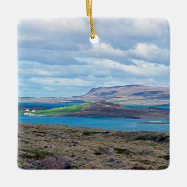 Adorno De Cerámica Típico paisaje matutino de Islandia con granjas (Anverso)
