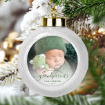 Adorno De Cerámica Tipo Bola Abuelos de fotografía primer guión verde de Navida<br><div class="desc">Ayúdenles a celebrar a su primer nieto con este hermoso adorno moderno de keepsake. El texto verde dice "Nuestra primera Navidad como abuelos", con la palabra "abuelos" en un elegante guión de escritura a mano con flores antes y después. Reemplace fácilmente la imagen de ejemplo con su foto favorita del...</div>