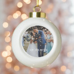 Adorno De Cerámica Tipo Bola Aniversario boda Primera Navidad<br><div class="desc">Añade un adorno de fotos boda personalizado al árbol de Navidad este año con el adorno de la bola de cerámica de esta pareja! Fácil de personalizar, sólo tienes que subir tu foto boda favorita y fecha boda para un hermoso añadido a tu decoración de vacaciones! La celebración perfecta para...</div>