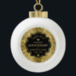 Adorno De Cerámica Tipo Bola Aniversario del 50° Boda de las damas de oro y neg<br><div class="desc">Elegante personalizable negro y brillante de fondo dorado 50 aniversario boda.</div>