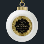Adorno De Cerámica Tipo Bola Aniversario del 50° Boda de las damas de oro y neg<br><div class="desc">Elegante personalizable negro y brillante de fondo dorado 50 aniversario boda.</div>