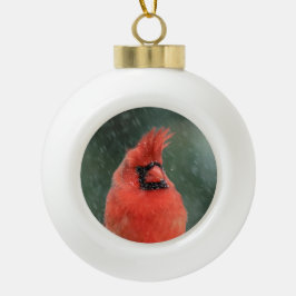 Adorno De Cerámica Tipo Bola Cardenal en un pino durante una tormenta de nieve