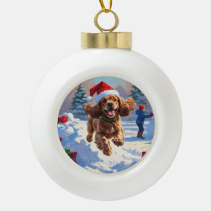 Adorno De Cerámica Tipo Bola Cocker Spaniel corriendo en la nieve con sombrero