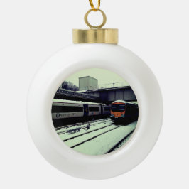 Adorno De Cerámica Tipo Bola Dos trenes , en las vías