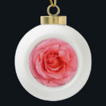 Adorno De Cerámica Tipo Bola Drogas rojas rojas de agua rosadas románticas<br><div class="desc">Rosa romántica roja y rosa con gotas de agua.</div>