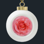 Adorno De Cerámica Tipo Bola Drogas rojas rojas de agua rosadas románticas<br><div class="desc">Rosa romántica roja y rosa con gotas de agua.</div>