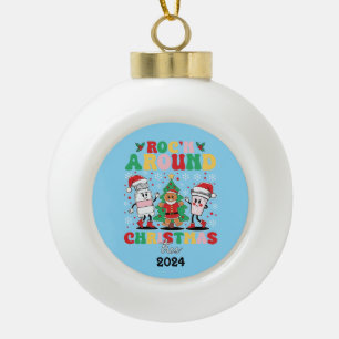 Adorno De Cerámica Tipo Bola Enfermera Roc' en torno al árbol de Navidad