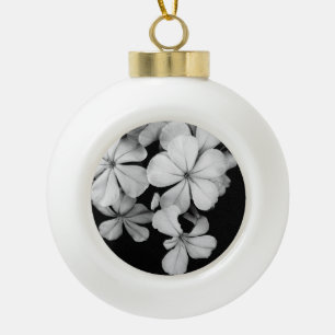 Adorno De Cerámica Tipo Bola Flores en blanco y negro en primer plano