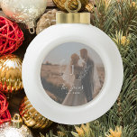 Adorno De Cerámica Tipo Bola Foto elegante con el nombre de recién casados mono<br><div class="desc">Monograma blanco personalizado inicial y nombre con familia de años establecidos año elegante casa de campo de moda estilo bola de árbol de Navidad adorno con superposición de foto.       Un regalo moderno para recién casados.</div>