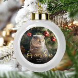 Adorno De Cerámica Tipo Bola Foto mascota First Christmas For ever Home Gold Sc<br><div class="desc">Conmemorar la primera Navidad de su mascota en su nuevo hogar con este hermoso adorno de conservas moderno. El texto dice "Primera Navidad en mi casa de cuatro años", con las palabras "casa de cuatro años" en elegante guión de Relieve metalizado falso de oro. Reemplace la imagen de ejemplo con...</div>