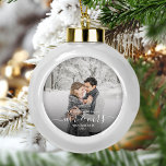 Adorno De Cerámica Tipo Bola Foto: primer guión blanco casado de Navidad<br><div class="desc">Conmemorar la primera Navidad de tu matrimonio con este hermoso adorno de keepsake moderno. El texto en blanco dice "Nuestra primera Navidad como Sr. y Sra.", con las palabras "Sr. y Sra." en un elegante guión de escritura a mano con abundantes elementos antes y después. Reemplace la imagen de ejemplo...</div>