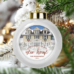 Adorno De Cerámica Tipo Bola Foto Primer guión de oro de la nueva Rosa navideña<br><div class="desc">Conmemorar su primera Navidad en su nuevo hogar con este hermoso adorno de keepsake moderno. El texto dice "Primera Navidad en nuestro nuevo hogar", con las palabras "nuevo hogar" en elegante escritura rosa de Relieve metalizado de imitación de oro. Reemplace la imagen de ejemplo con una foto de su casa...</div>