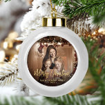 Adorno De Cerámica Tipo Bola Fotos de la familia navideña Feliz con elegante gu<br><div class="desc">Difunde alegría de vacaciones a amigos y familia con este adorno de keepsake moderno. El Relieve metalizado dorado falso dice "Feliz Navidad" en elegante escritura a mano. Reemplace la imagen de ejemplo con su foto favorita y agregue su nombre familiar y el año. Un filtro de degradado negro ayuda a...</div>