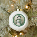 Adorno De Cerámica Tipo Bola Hombre De Nieve Verde Ornate Vestido Para Nieve<br><div class="desc">Un muñeco de nieve feliz con sombrero de tope,  bufanda y nariz de zanahoria</div>
