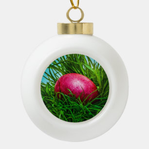 Adorno De Cerámica Tipo Bola Huevo de Pascua Roja en la hierba