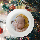 Adorno De Cerámica Tipo Bola Keepsake Baby Photo<br><div class="desc">Añada la fotografía,  el nombre y el año de su hijo a la personalizar de este adorno para un regalo único y hermoso para la familia. ¡A los abuelos les encantará este conservador especial!</div>