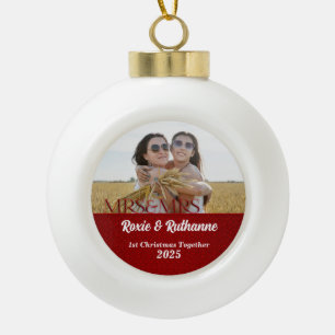 Adorno De Cerámica Tipo Bola La Sra. y la Sra. Ruby Red Primera Navidad Foto