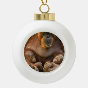 Adorno De Cerámica Tipo Bola Madre de Orangutan sosteniendo dos bebés