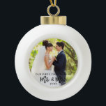 Adorno De Cerámica Tipo Bola Navidad Sr. y señora Wedding de la escritura del<br><div class="desc">Escritura moderna del cepillo nuestro primer navidad como Sr. y señora Wedding Photo Ornament</div>