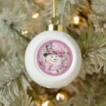 Adorno De Cerámica Tipo Bola Navidades de Snowman rosados vestidos con humor<br><div class="desc">Un muñeco de nieve feliz con sombrero de tope,  bufanda y nariz de zanahoria</div>