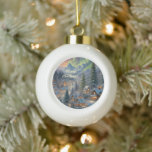 Adorno De Cerámica Tipo Bola Navidades en un pueblo de montaña, luces polares<br><div class="desc">Este Ornament cuenta con un pueblo cubierto de nieve con casas luminosas en las montañas,  rodeado de altos árboles de abetos,  luces polares brillando en el cielo. Decoración de bonito y también un maravilloso regalo de navidades pequeños. Texto personalizado.</div>