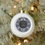 Adorno De Cerámica Tipo Bola Nombres de Parejas Clásicas Florales Negras Malhum<br><div class="desc">Un adorno de Navidad audaz y sofisticado que presenta ilustraciones florales dramáticas de color azul y gris polvoriento sobre un fondo negro intenso. La tipografía blanca crujiente y la disposición clásica establecen un tono elegante y sombrío. Perfecto para una velada formal o una boda sofisticada.</div>