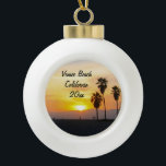 Adorno De Cerámica Tipo Bola Personalizable Venecia Beach California Sunset Xma<br><div class="desc">Conmemorar sus vacaciones en California con este hermoso y personalizable ornamento con una hermosa puesta de sol dorada, naranja y violeta sobre el Océano Pacífico junto al mundialmente famoso paseo marítimo de Venice Beach y los amantes de la silueta paseando bajo las palmeras en la brisa nocturna. Personalice este diseño...</div>