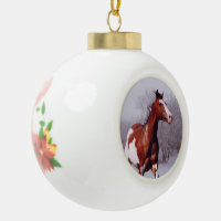 Pinte el caballo en el ornamento de la bola de la