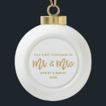 Adorno De Cerámica Tipo Bola Primer Sr. señora Gold del navidad de la escritura<br><div class="desc">Escritura moderna del cepillo del oro nuestro primer navidad como Sr. y señora Ornament</div>