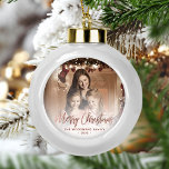 Adorno De Cerámica Tipo Bola Rosa de oro de la familia de navidad de Feliz<br><div class="desc">Difunde alegría de vacaciones a amigos y familia con este adorno de keepsake moderno. El texto rosa de Relieve metalizado falso de oro dice "Feliz Navidad" en elegante escritura a mano. Reemplace la imagen de ejemplo con su foto favorita y agregue su nombre familiar y el año. Un filtro de...</div>