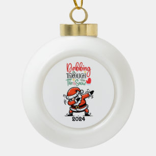 Adorno De Cerámica Tipo Bola Santa Dabbing a través de la Nieve