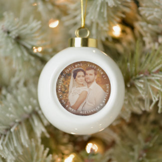 Adorno De Cerámica Tipo Bola Sr. y Sra. First Christmas Circle Text Boda Photo