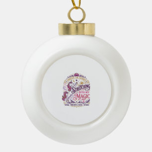 Adorno De Cerámica Tipo Bola Unicornio estirándose en mi elegante fondo blanco 