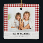 Adorno De Cerámica Todo es calma (ish) ・ Foto de verificación de búfa<br><div class="desc">Un lugar acogedor y de vacaciones en tono de burla para las familias reales, porque las cosas están tranquilas... Este adorno de fotos cuadradas presenta un marco clásico de verificación de búfalos blancos y negros, un bar con una leyenda de madera encalada y el lúdico titular "todo es tranquilo". Intercambie...</div>