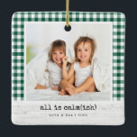 Adorno De Cerámica Todo es calma (ish) ・ Foto de verificación de búfa<br><div class="desc">Un lugar acogedor y de vacaciones en tono de burla para las familias reales, porque las cosas están tranquilas... Este adorno de fotos cuadradas presenta un marco clásico de verificación de búfalos blancos y negros, un bar con una leyenda de madera encalada y el lúdico titular "todo es tranquilo". Intercambie...</div>