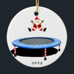 Adorno De Cerámica Trampolinización personalizada<br><div class="desc">Regalo de vacaciones para Navidades de gimnasia con trampolín creativo que presenta el diseño de Santa Claus con saltos trampolinos. Para personalizar el texto de edición del ornamento para agregar nombre y año actual.</div>