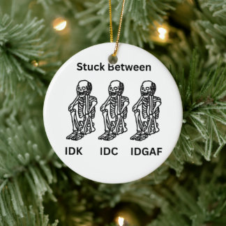 Adorno De Cerámica Tres esqueletos con IDK, IDC, IDGAF en una Navidad