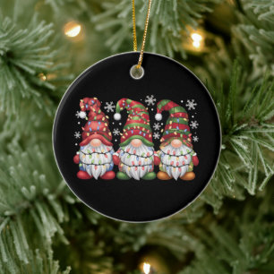 Adorno De Cerámica Tres Gnomos de cuadros de Búfalo Rojo de Navidad